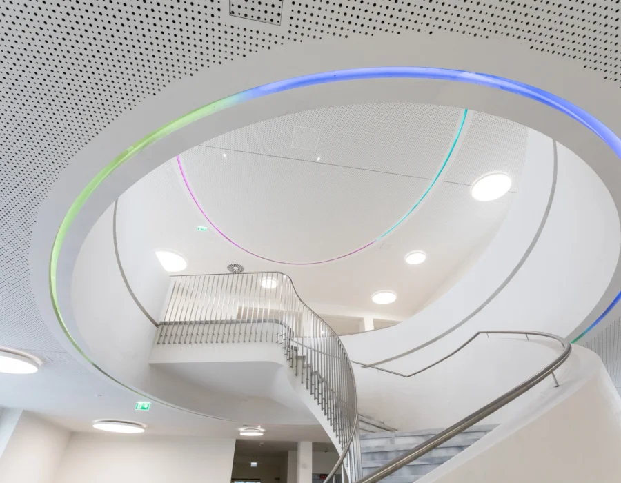 Fertiggestellte Heiz-Kühldecke mit perforierter Designdecke und Treppenhaus
