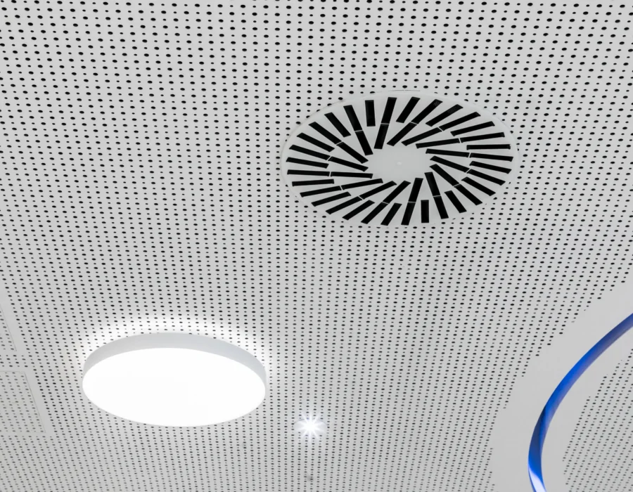 Fertiggestellte perforierte Decke mit Luftauslass und integrierter Beleuchtung